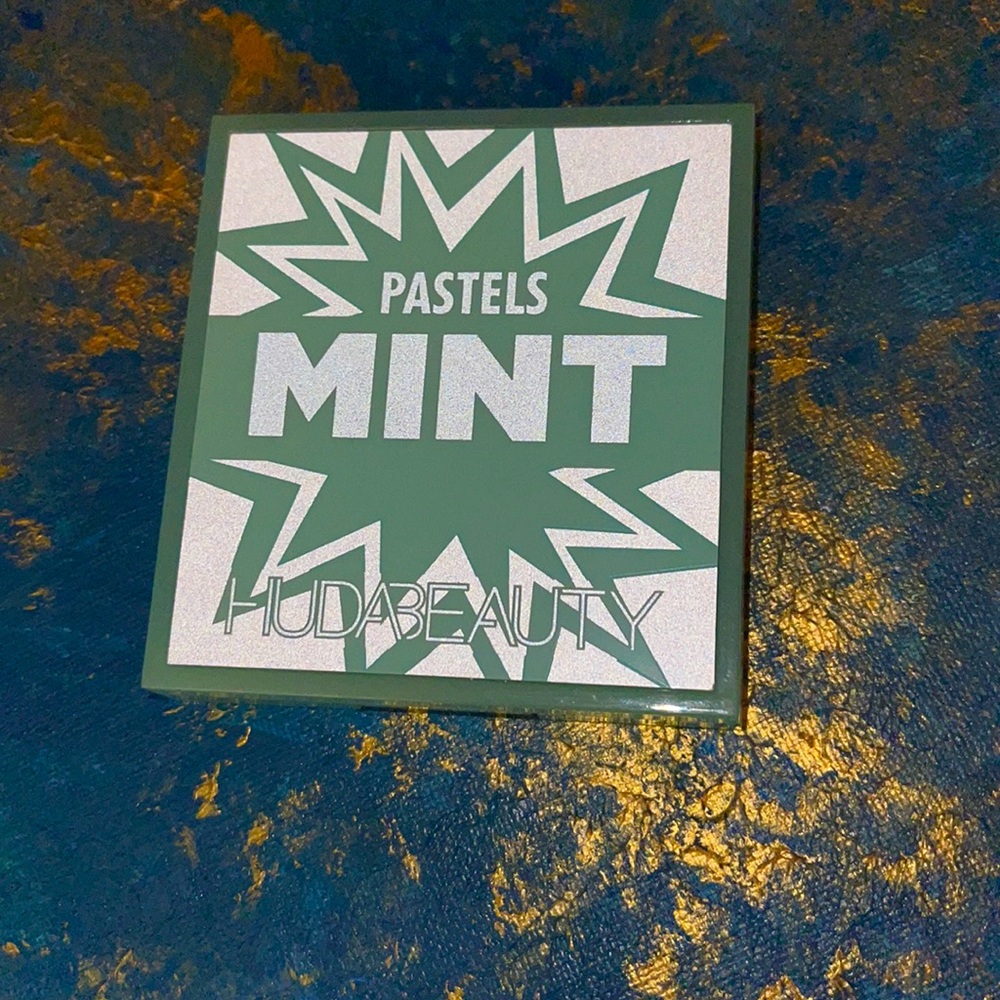 HUDA Beauty Mini Pastels Eyeshadow Palette🥥